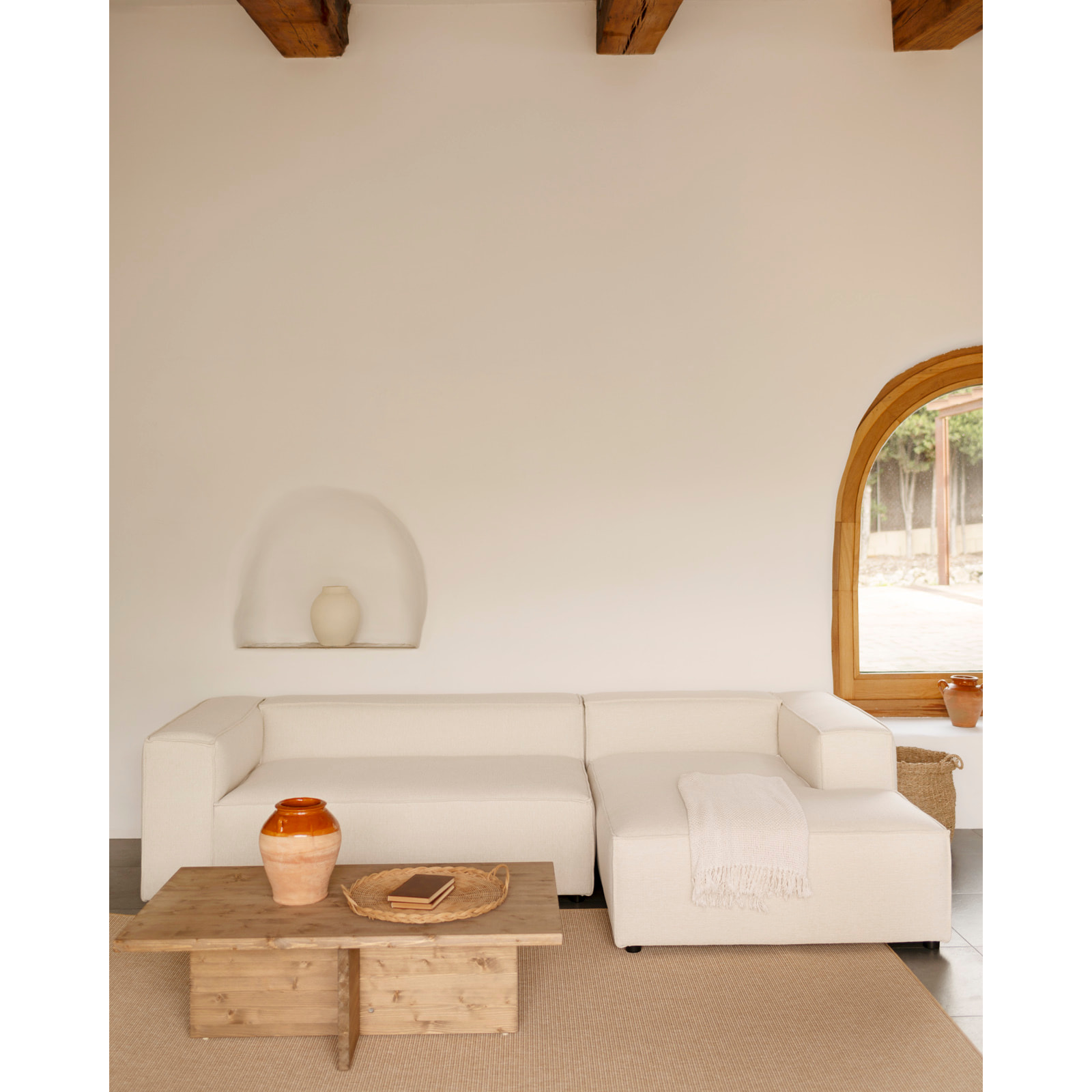 Mesa de centro de madera maciza en tono roble oscuro de 120x70cm Alto: 40 Largo: 120 Ancho: 70