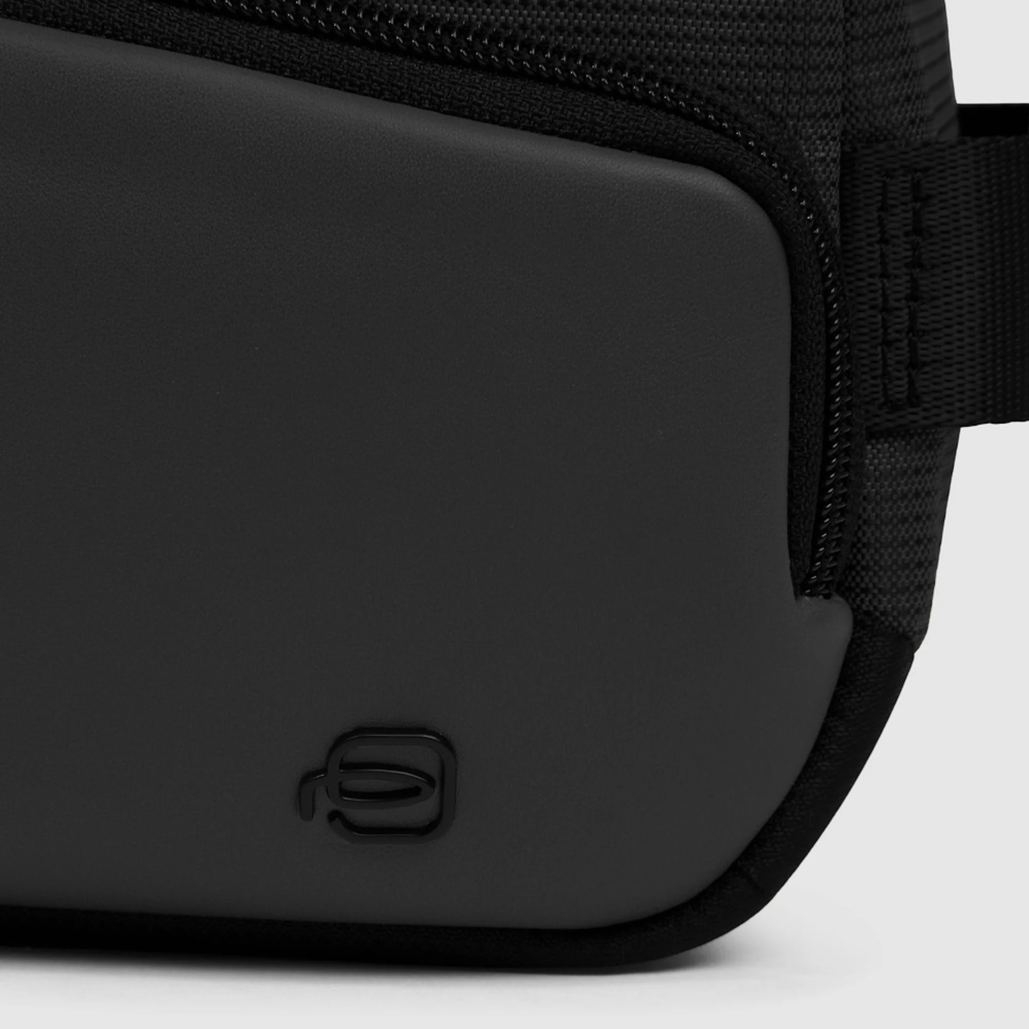 Piquadro Beauty case in tessuto riciclato e materiale bio-based