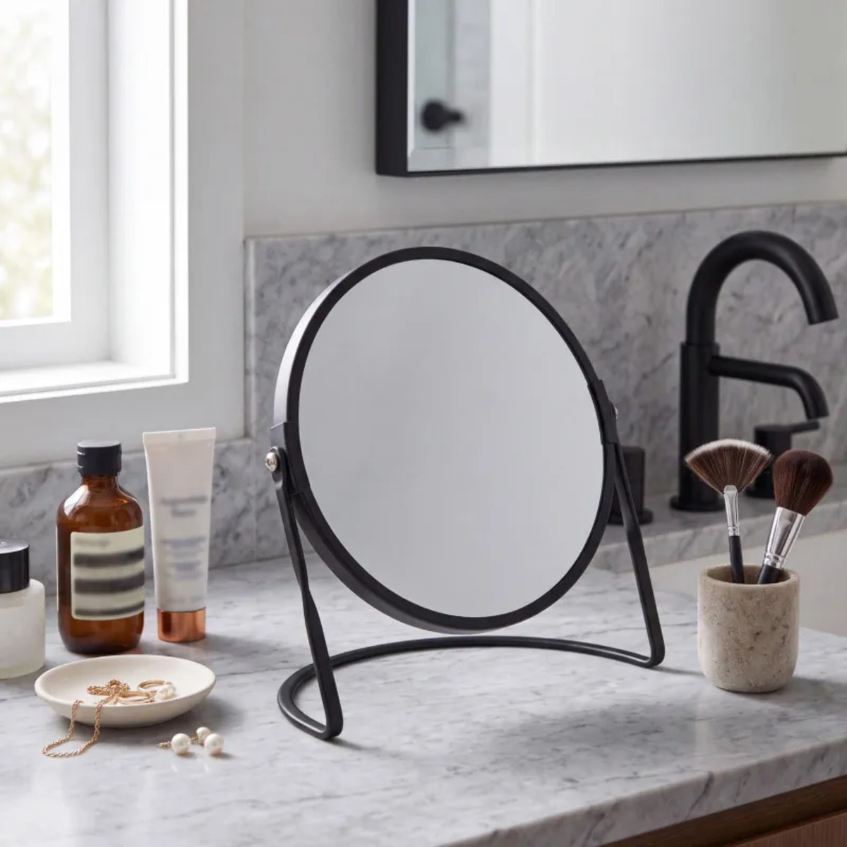 Miroir grossissant sur pied Acier AKIRA Noir mat Spirella
