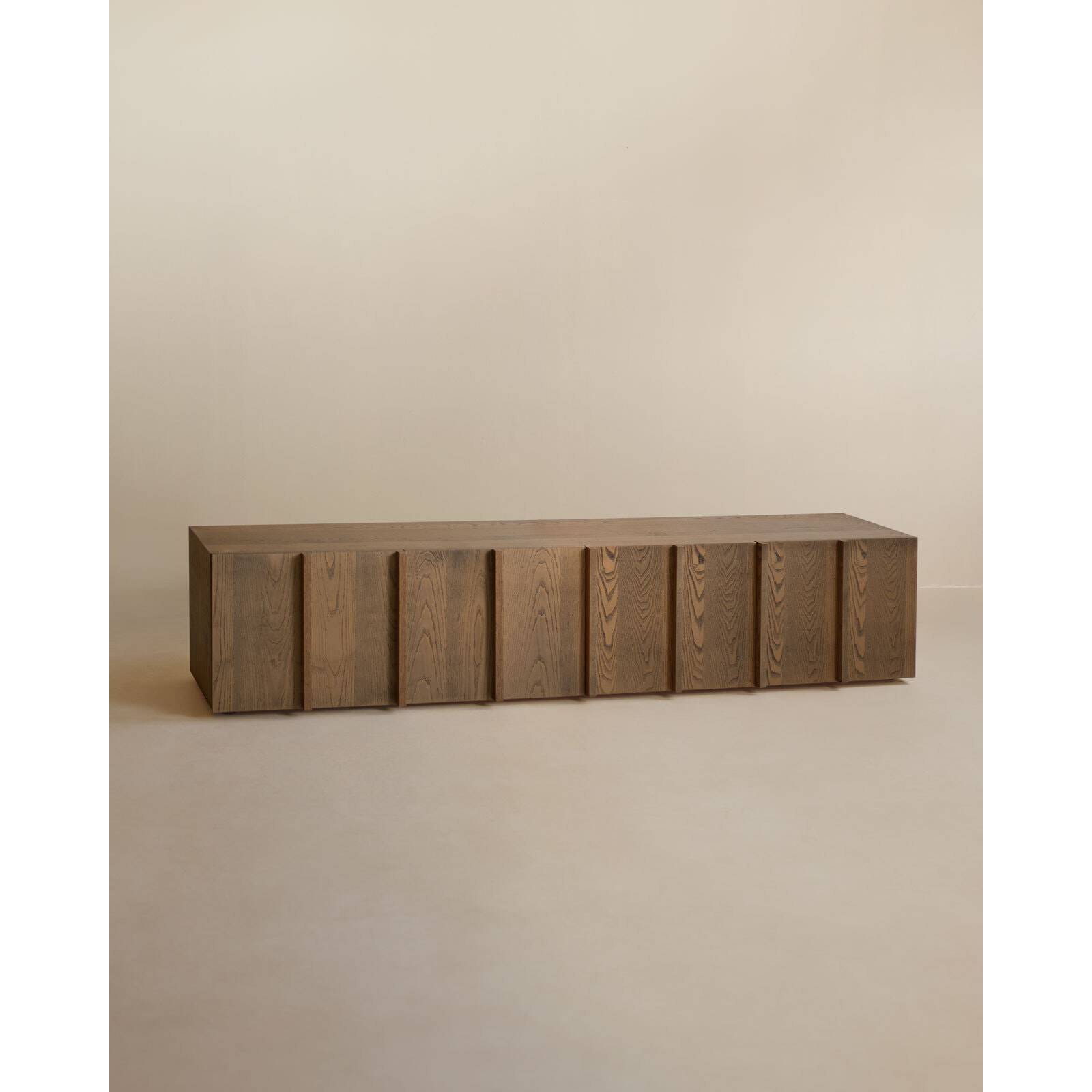 Mueble TV de chapa de fresno natural con listones en tono avellana en varias medidas