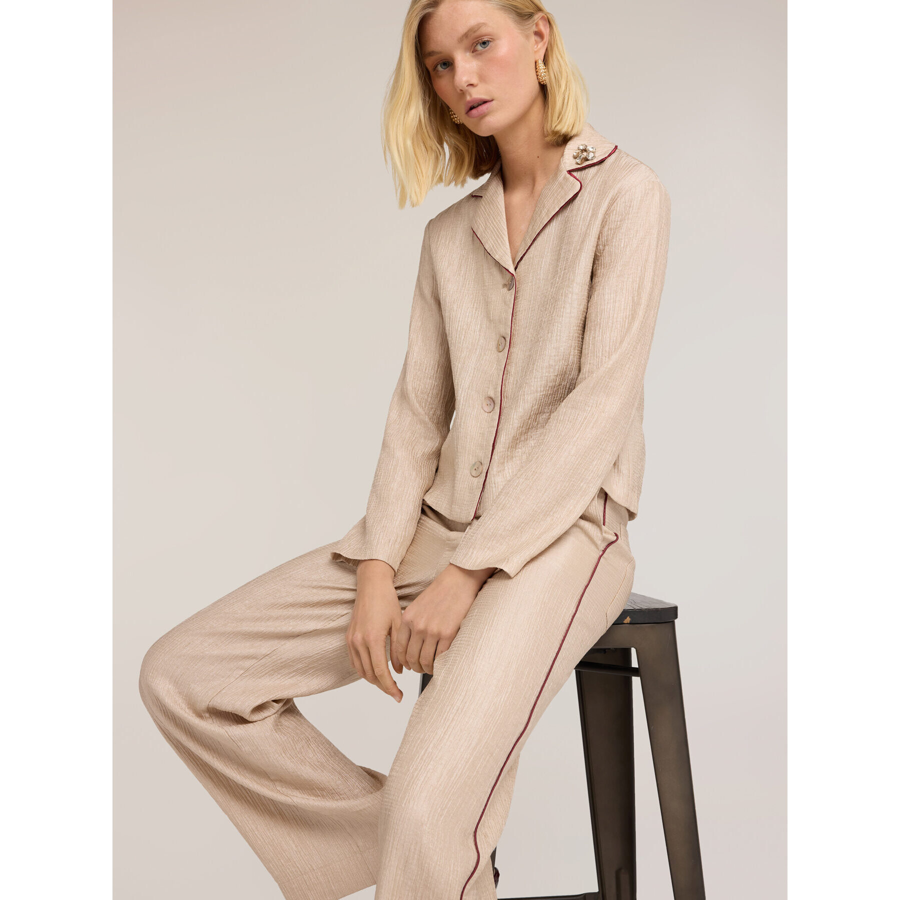 Motivi - Camicia in crépon con applicazione gioiello - Beige