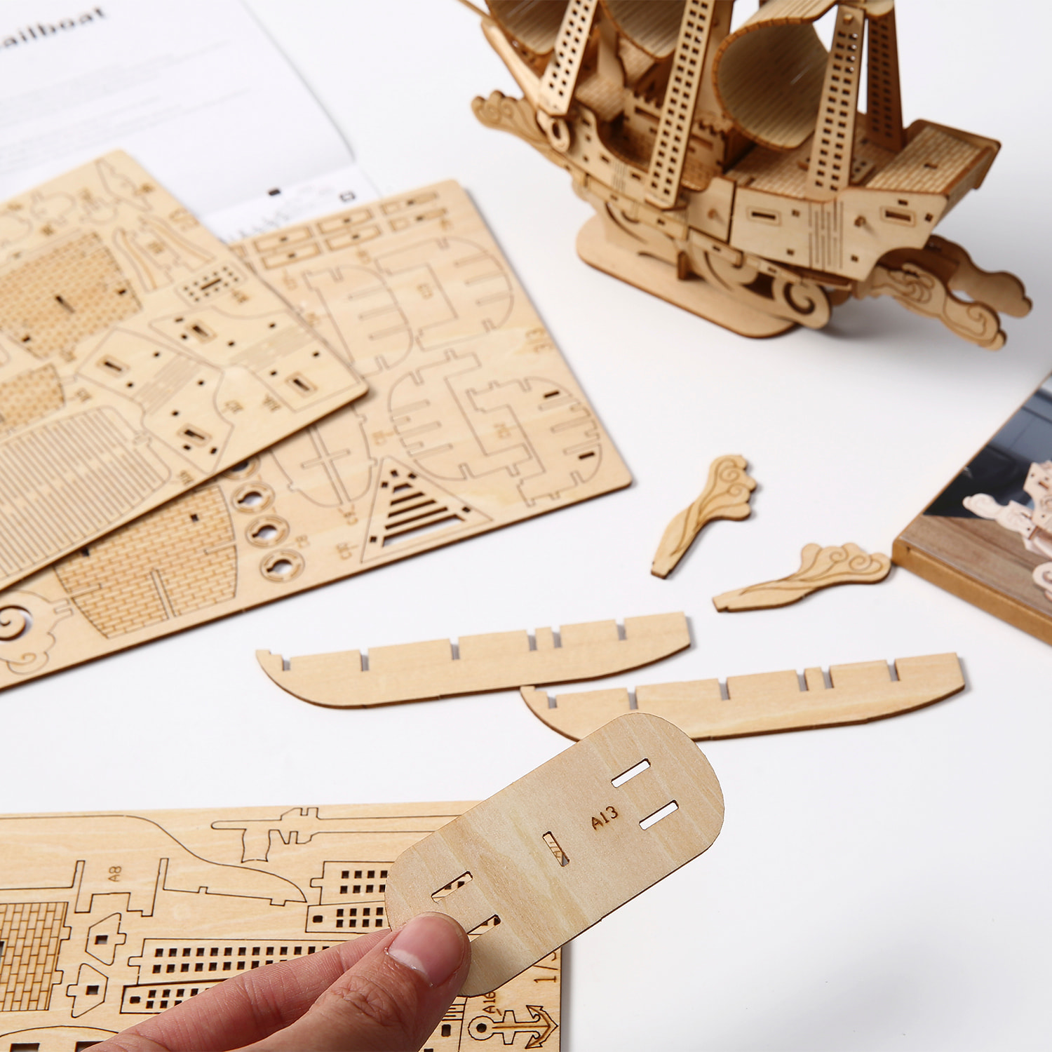 Maqueta de Madera 3D, diseño de Barco de vela con movimiento mecánico. 83 piezas.