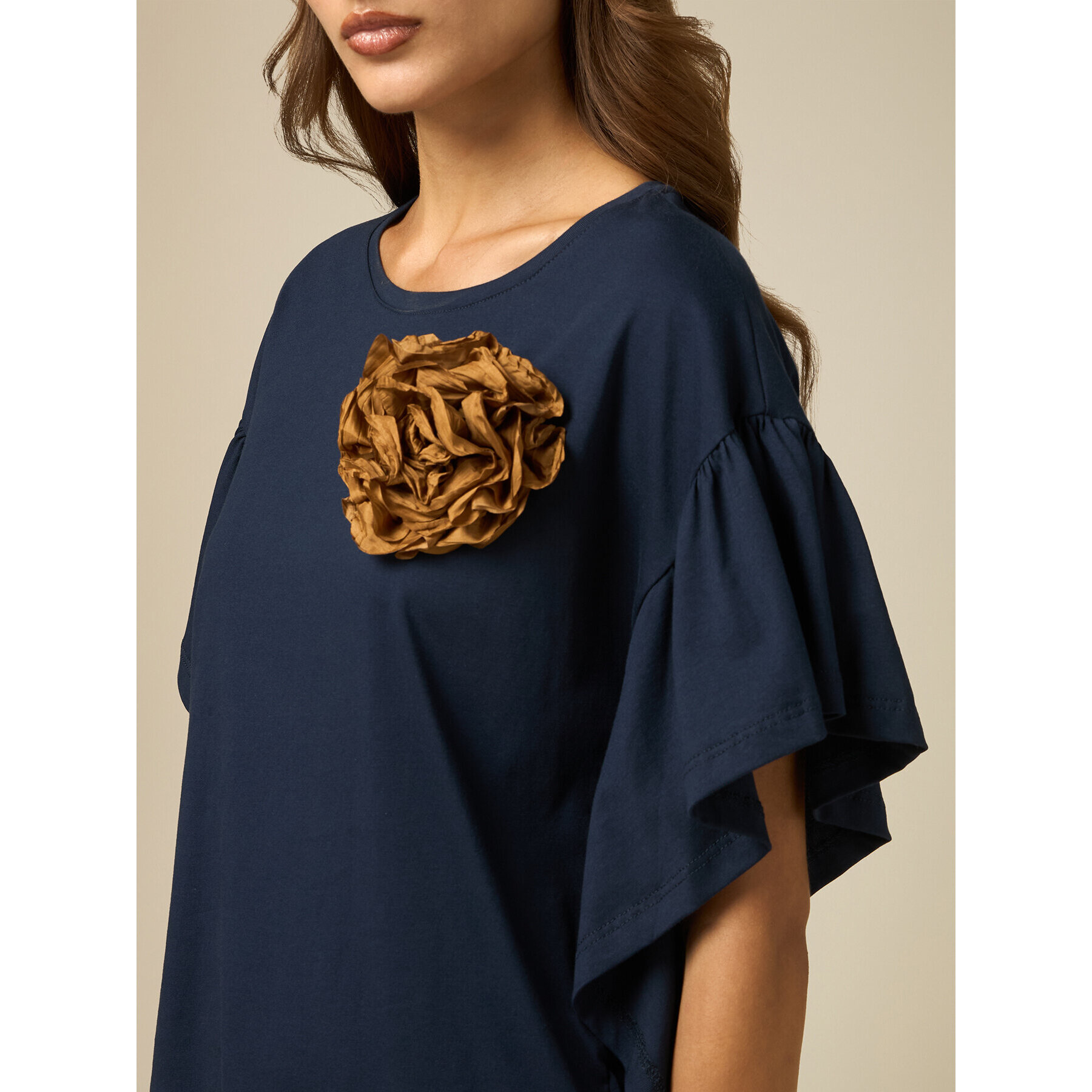 Oltre - T-shirt con spilla a fiore - Blu