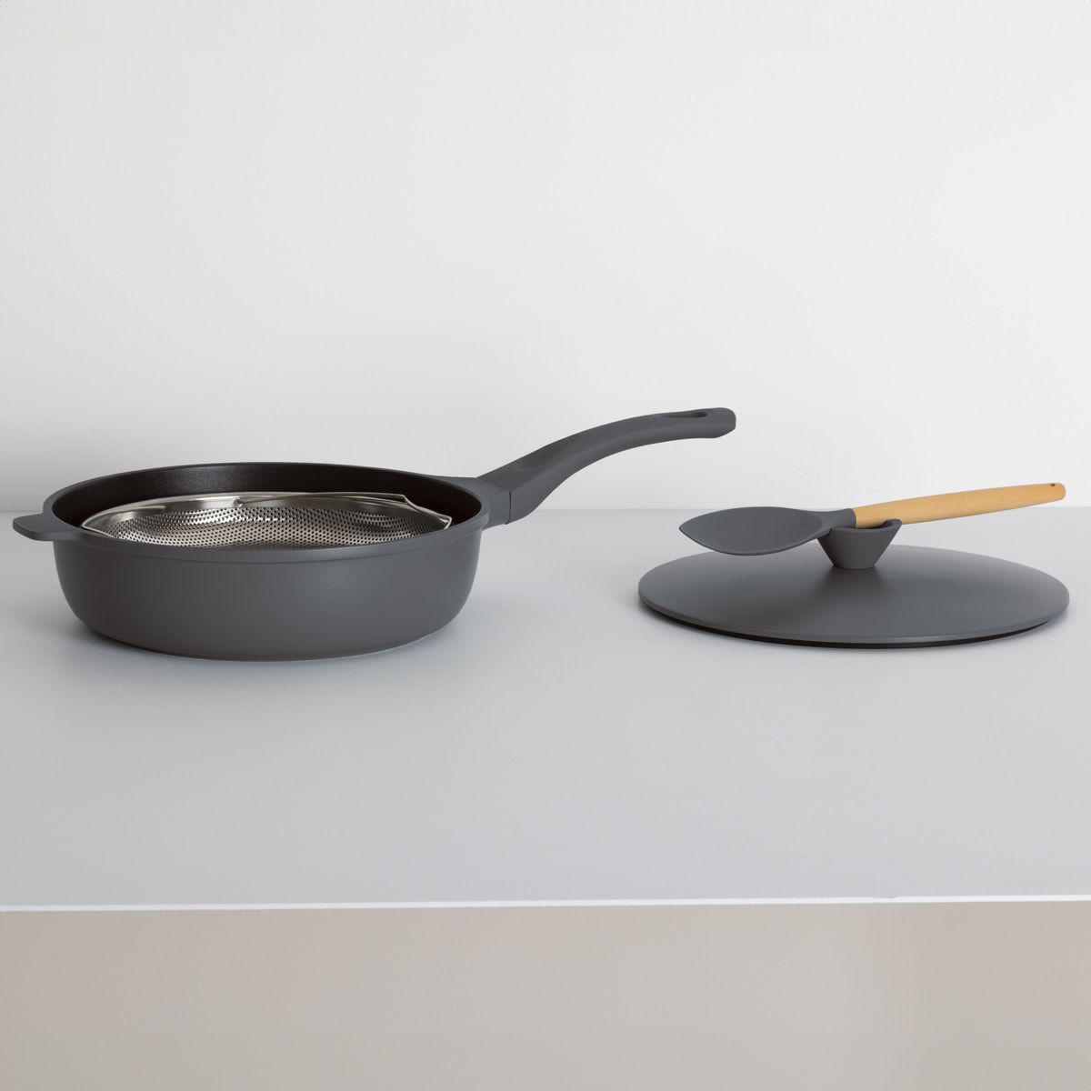Sauteuse D28cm en fonte d aluminium gris