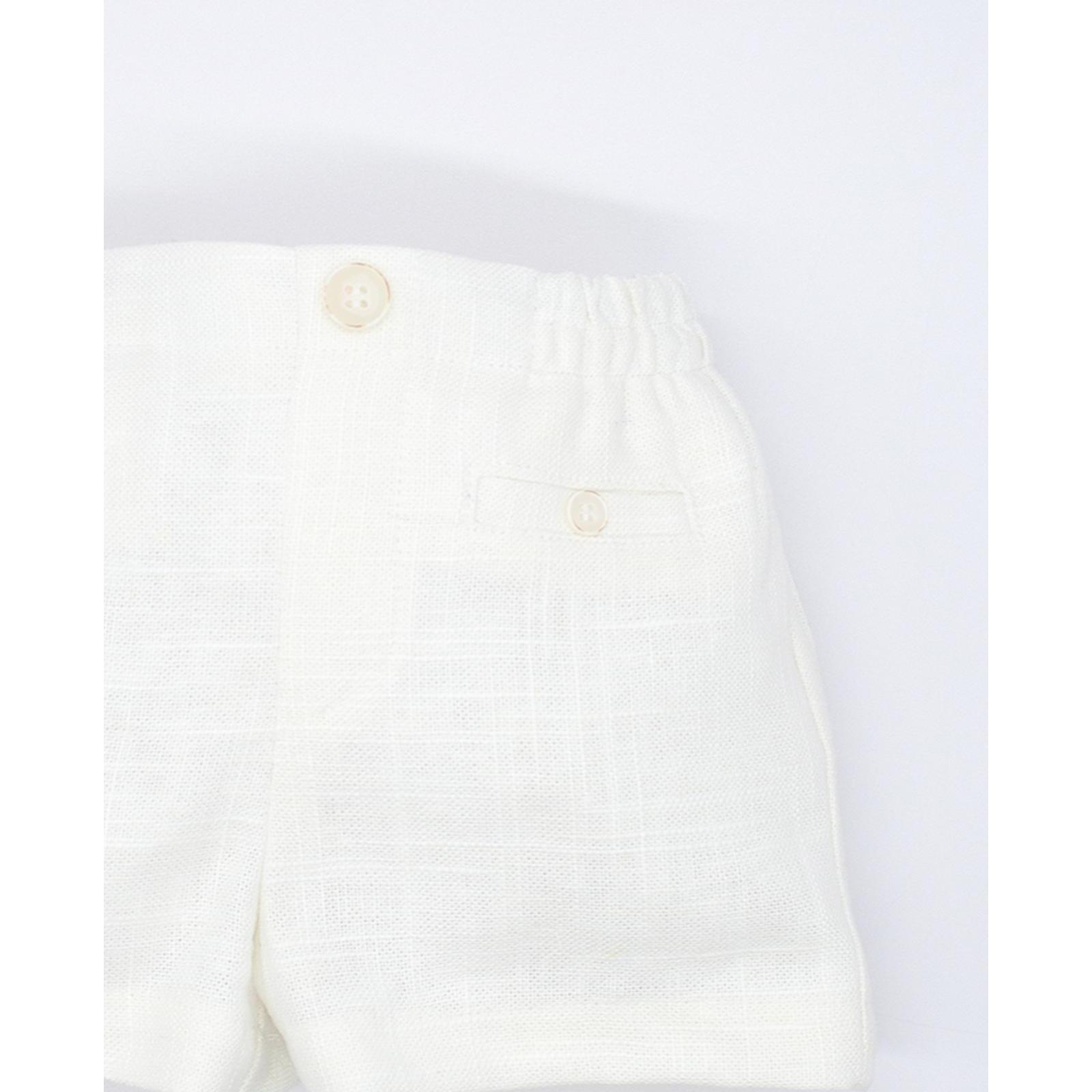 Bermuda de sarga blanca, con bolsillos y bragueta.