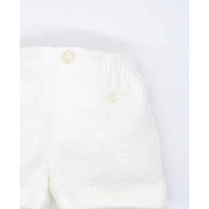 Bermuda de sarga blanca, con bolsillos y bragueta.