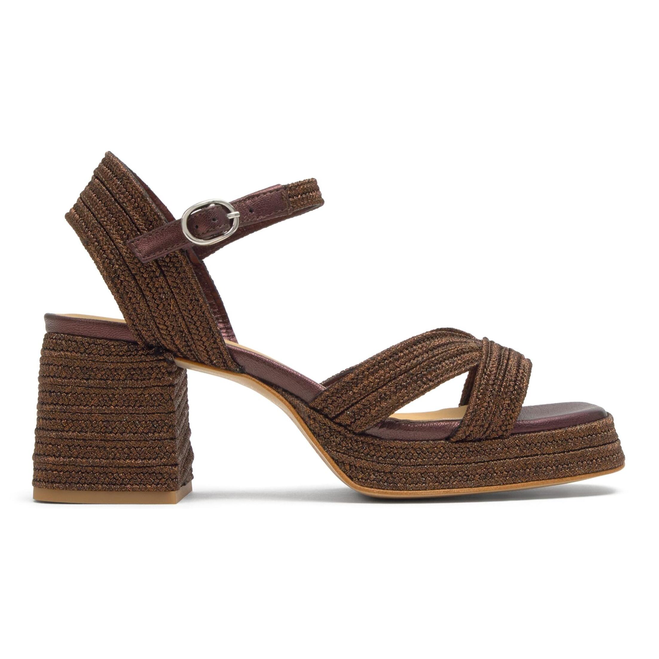 Sandalia Vallita tacón forrado en trenzado metalizado artesanal con pulsera y escote en V