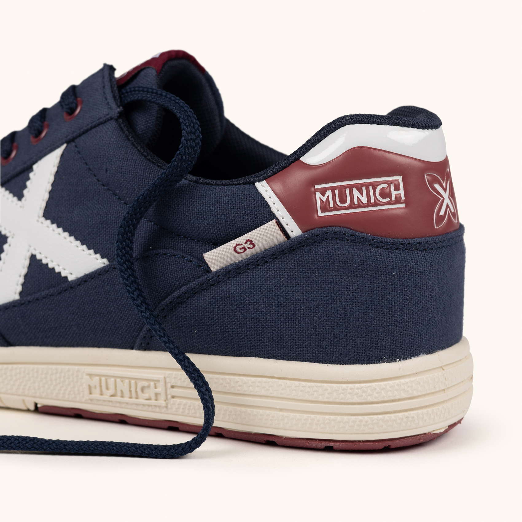 Zapatilla de Estilo Urbano en Lona Azul Marino con Detalles Granate MUNICH G-3 CANVAS 457