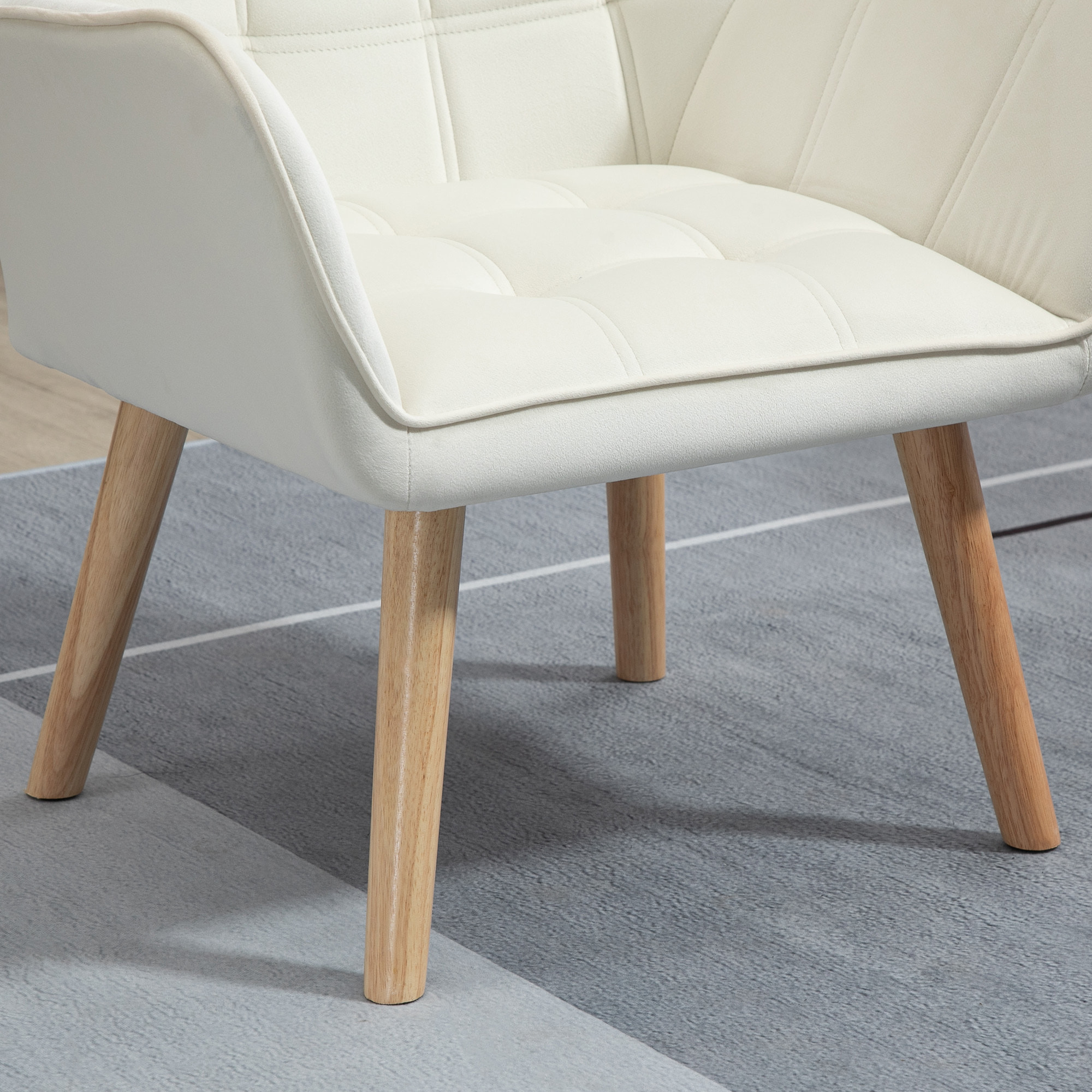 Fauteuil salon design scandinave - dossier accoudoirs enveloppant - piètement bois hévéa velours effet capitonné crème