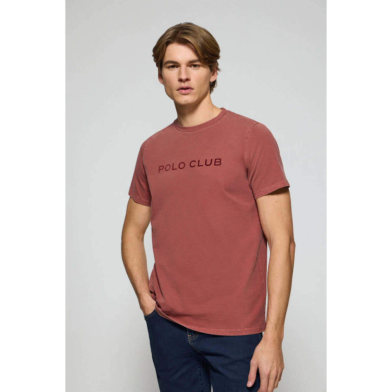 Camiseta Apolo garment dyed roja con logo Polo Club aterciopelado