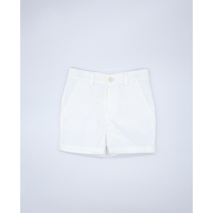 Bermuda de sarga cruda, con bolsillos y bragueta.