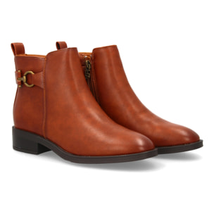 Botín clásico para mujer con detalle metálico.