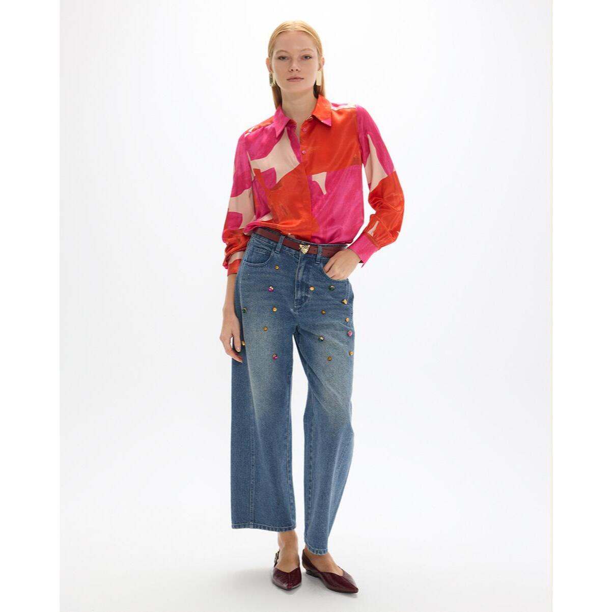 camicia con grandi collane floreali rosse