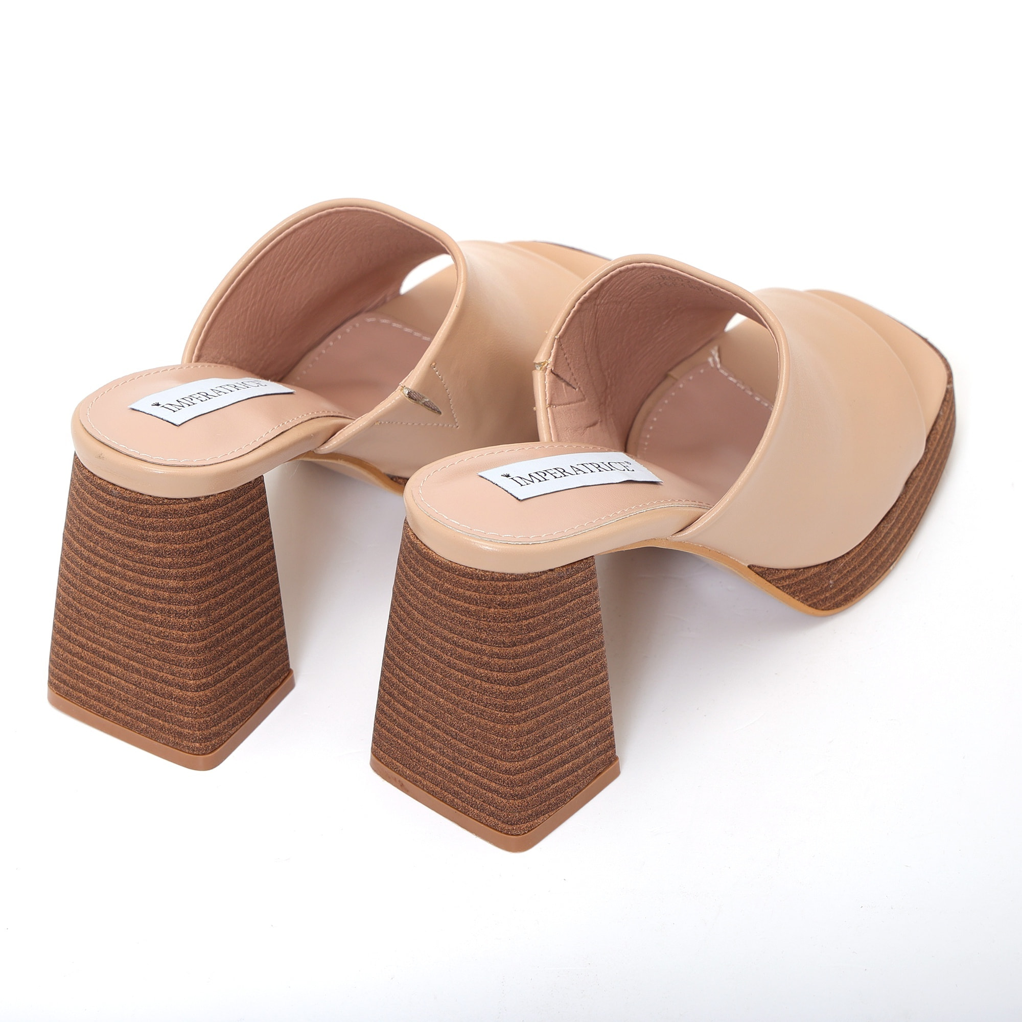 Sandali in simil pelle con tacco e zeppa in sughero