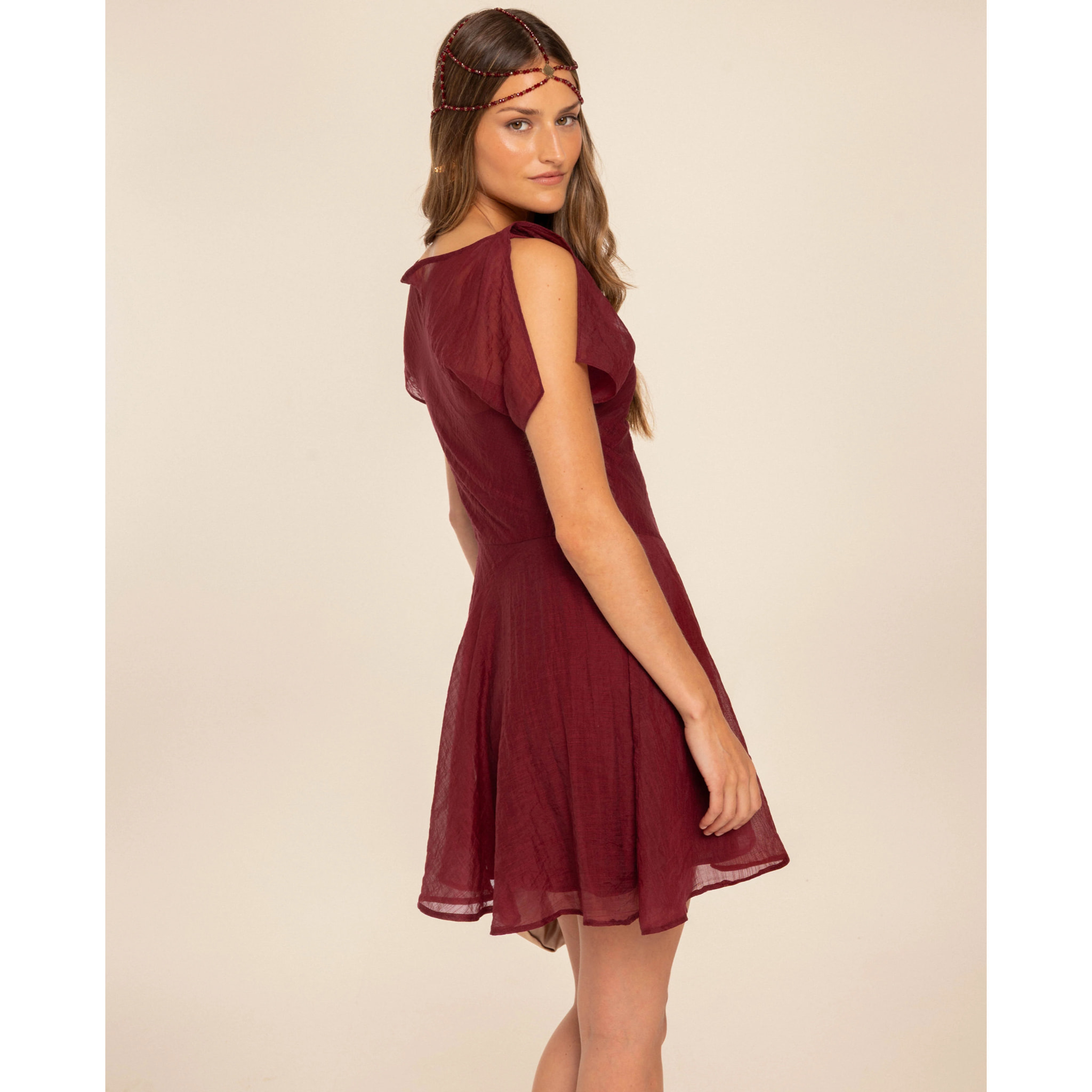 Vestido corto de manga corta con falda de vuelo