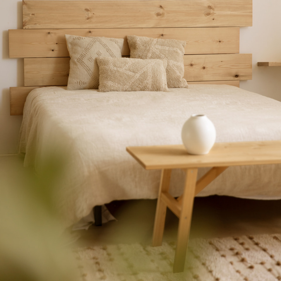 Tête de lit asymétrique en bois massif ton chêne moyen en différentes tailles