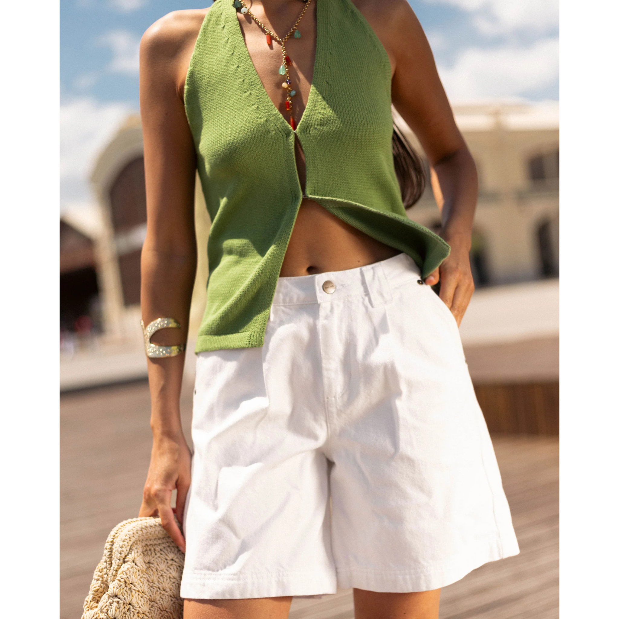 Top de mujer de punto fino con cuello halter y espalda descubierta.