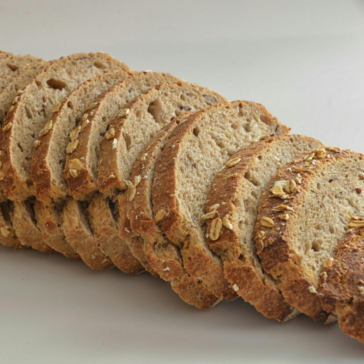 Coupe-pain socle bois 1er prix - lame droite 25 cm