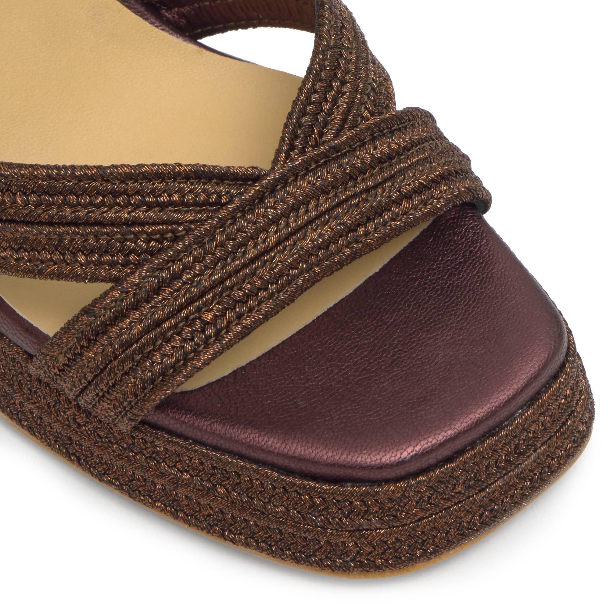 Sandalia valle tacón 10 cm con trenzado metalizado artesanal