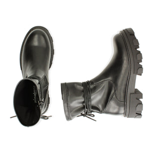 Moteras negras, tacón 5 cm.