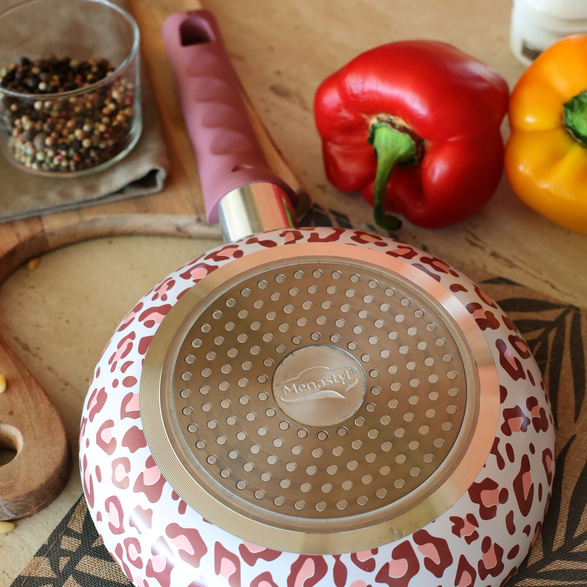 Batterie de cuisine en aluminium recyclé motif léopard rose LEOPARD