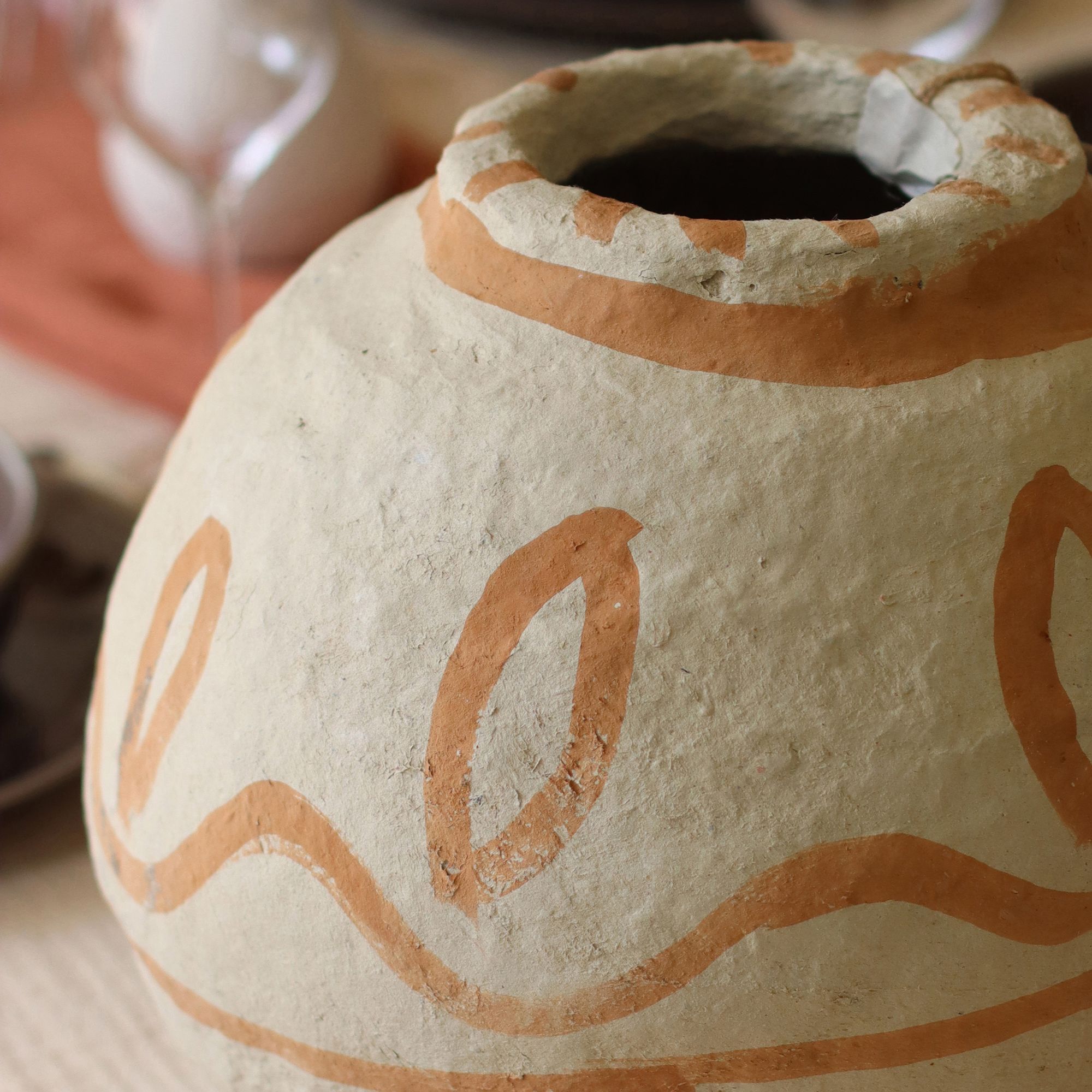 Vase boule en papier maché écru et terracotta MERZOUGA
