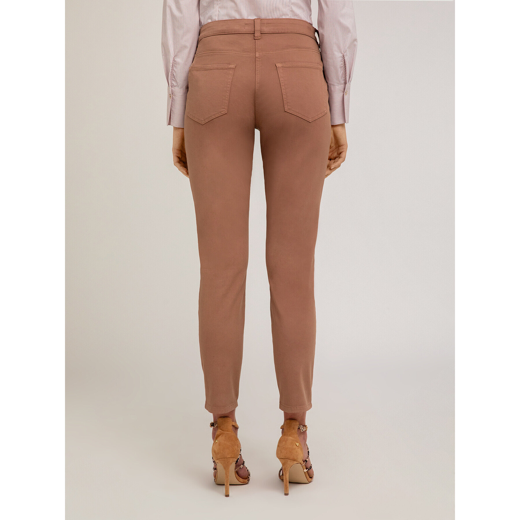 Motivi - Pantalón regular con botones metálicos. - Marrón
