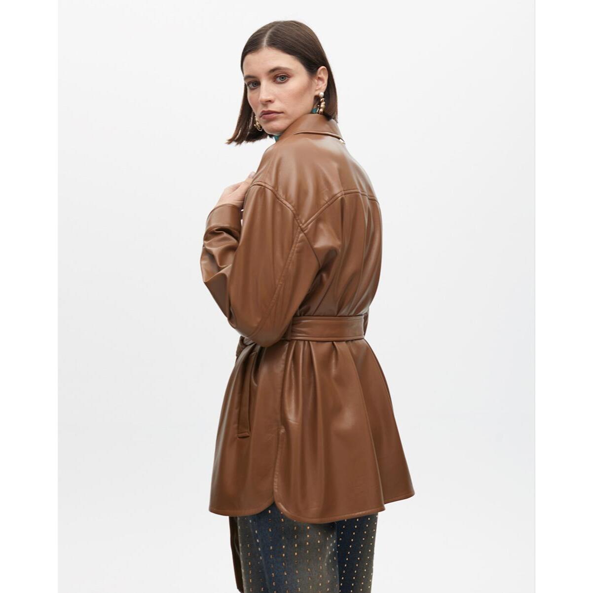 Giacca lunga con dettaglio tasche e cintura regolabile