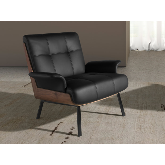 Sillón Angel Cerdá con reposabrazos con asiento y respaldo tapizados en polipiel negro detalle en madera chapada en nogal natural patas de acero inoxidable en negro 90x87x82cm
