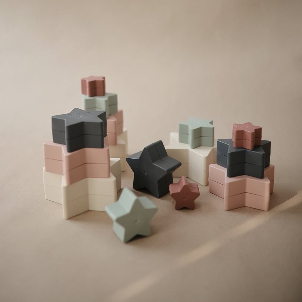 Mushie Estrellas Apilables Solid