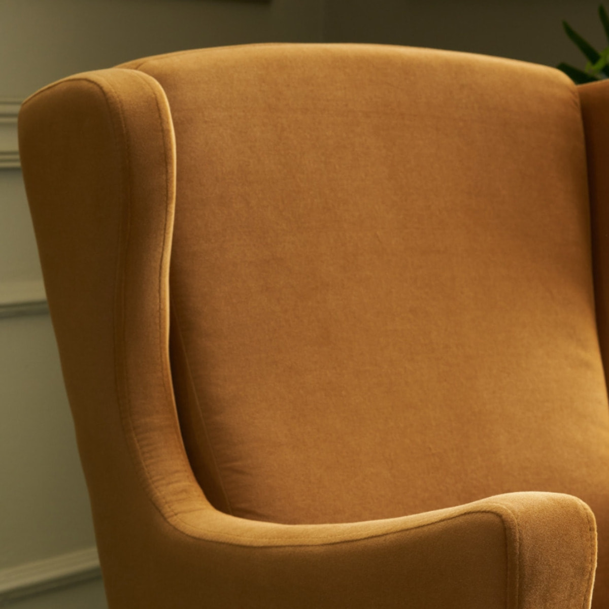 MATHIS - Fauteuil à oreilles en velours moutarde