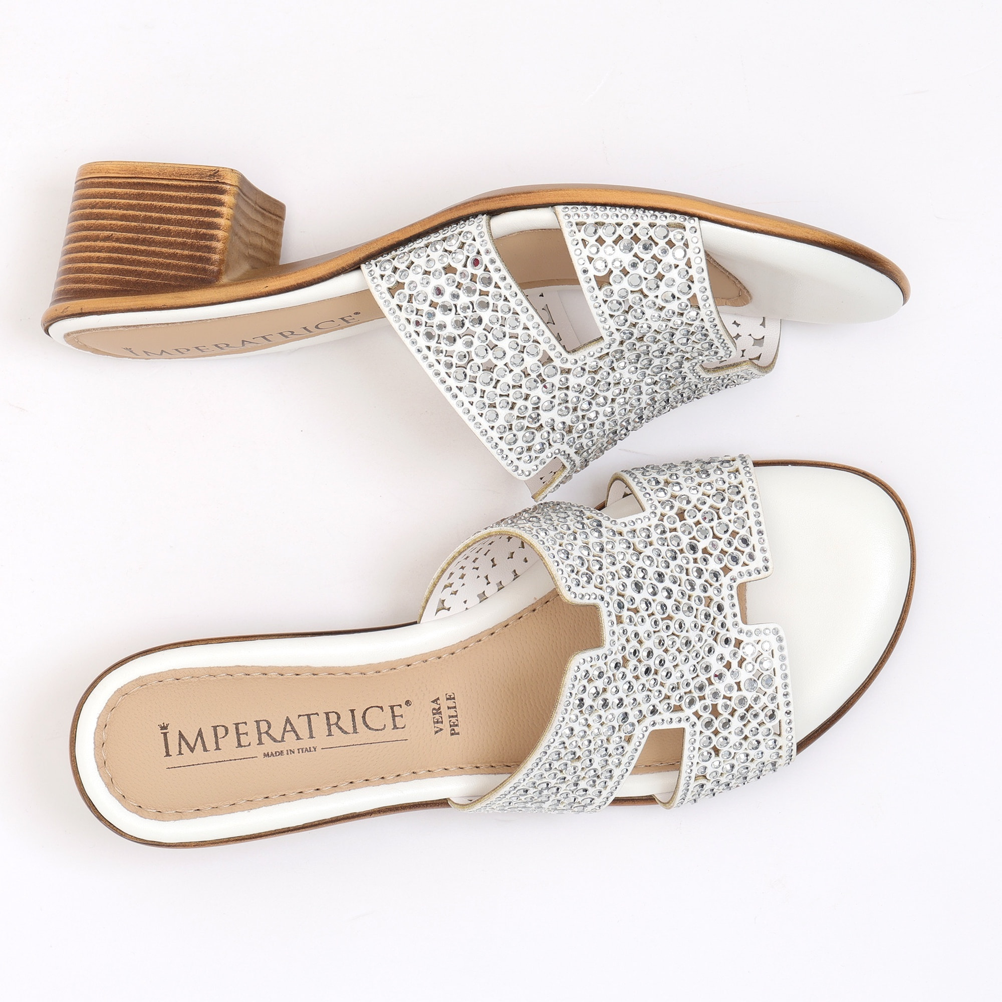 Sandali in simil pelle con applicazioni di strass e sottopiede comodissimo in memory