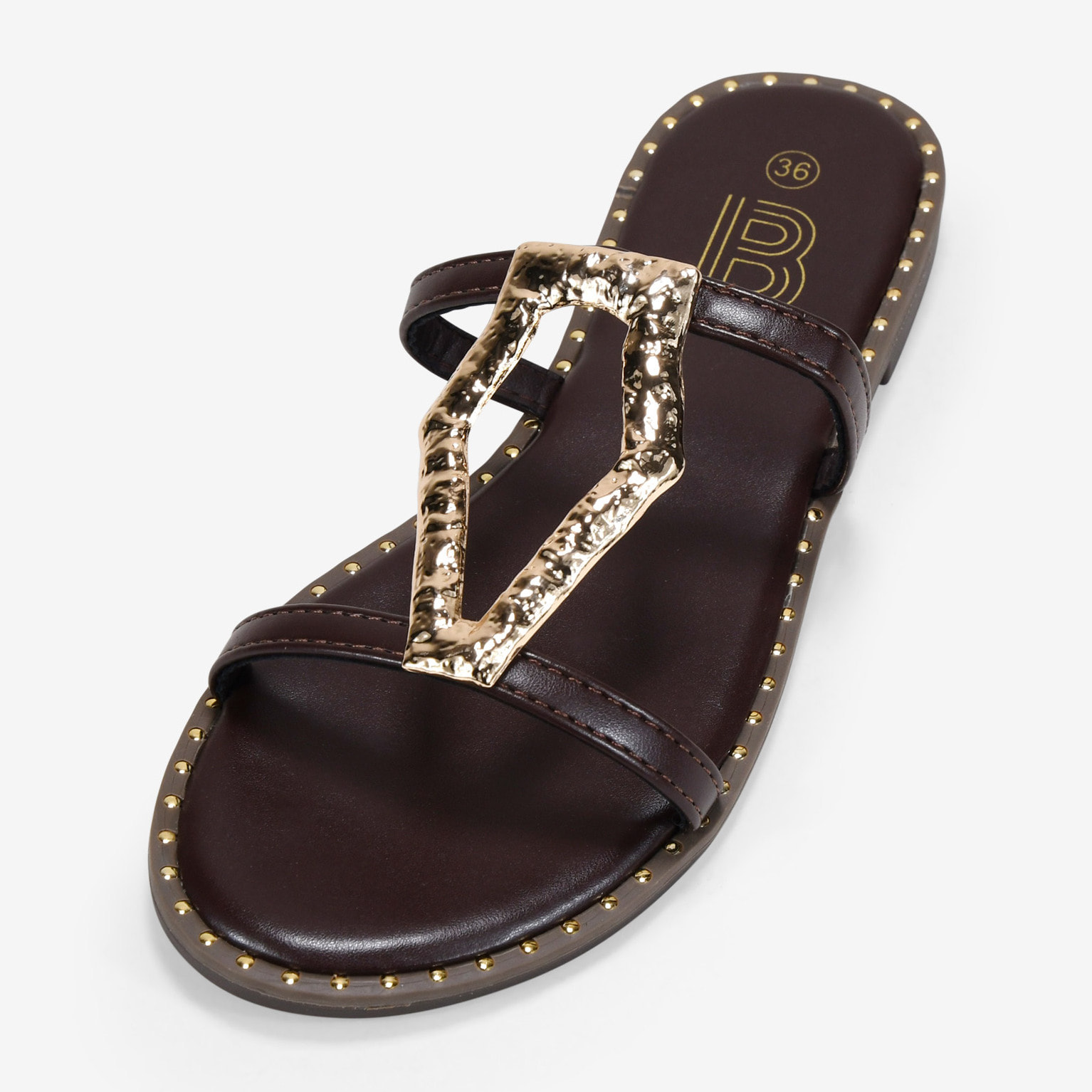Sandalias planas marrones con aplique metálico