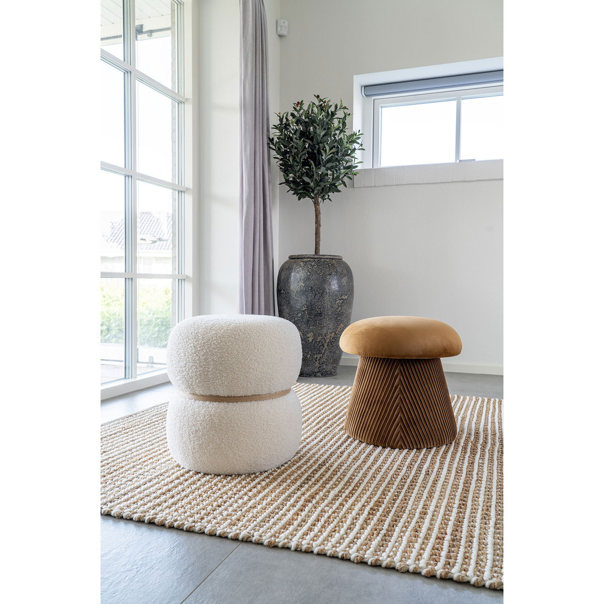 Pouf Milford in teddy bianco con fascia in legno naturale ø38 cm