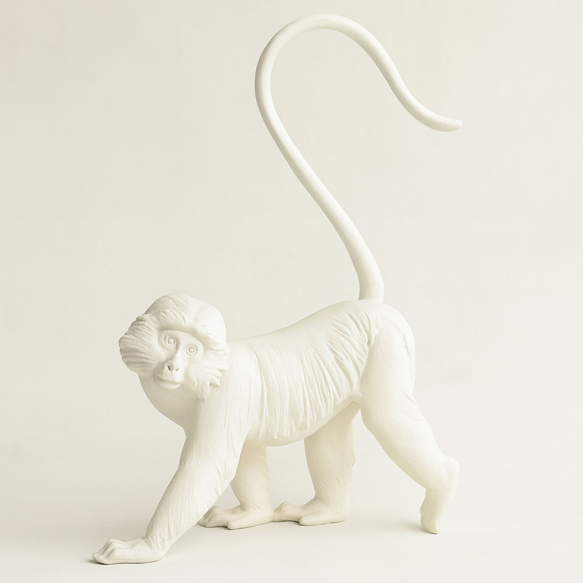Statuette singe en résine blanche  MICO