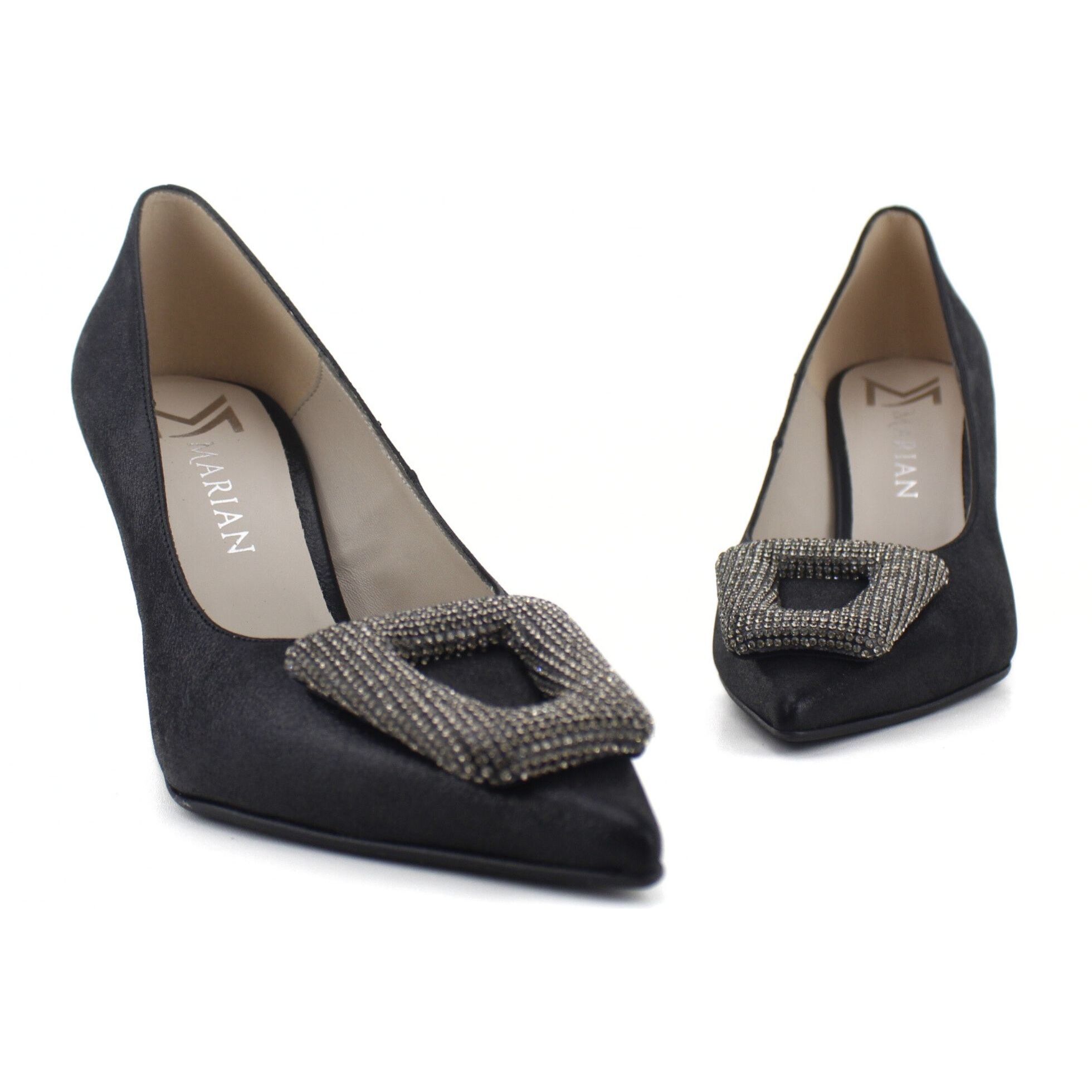 Salón de piel color negro con brillo con adorno en plata. Tacón de 9 cm