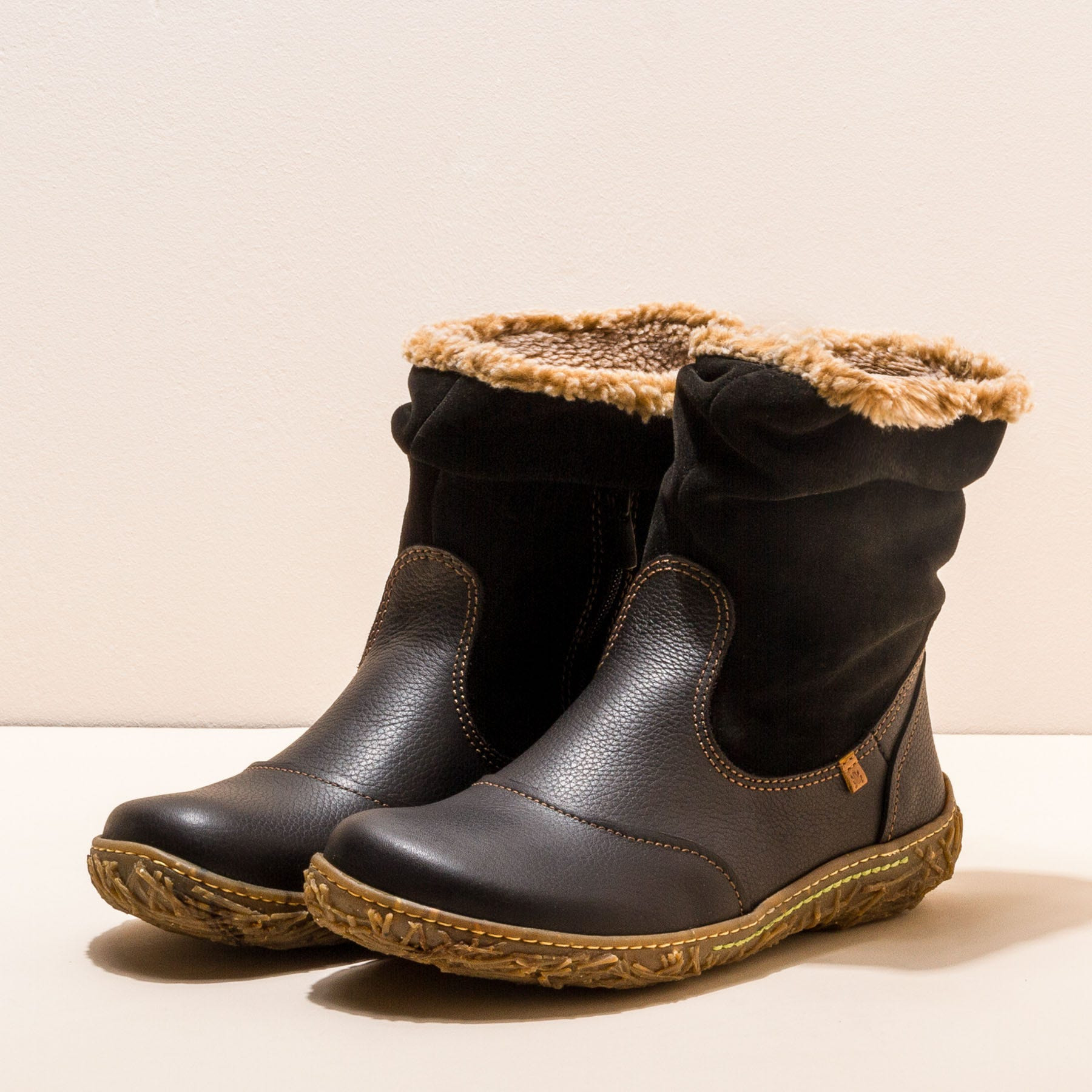 Botines N758 SOFT GRAIN-LUX SUEDE BLACK / NIDO color Black