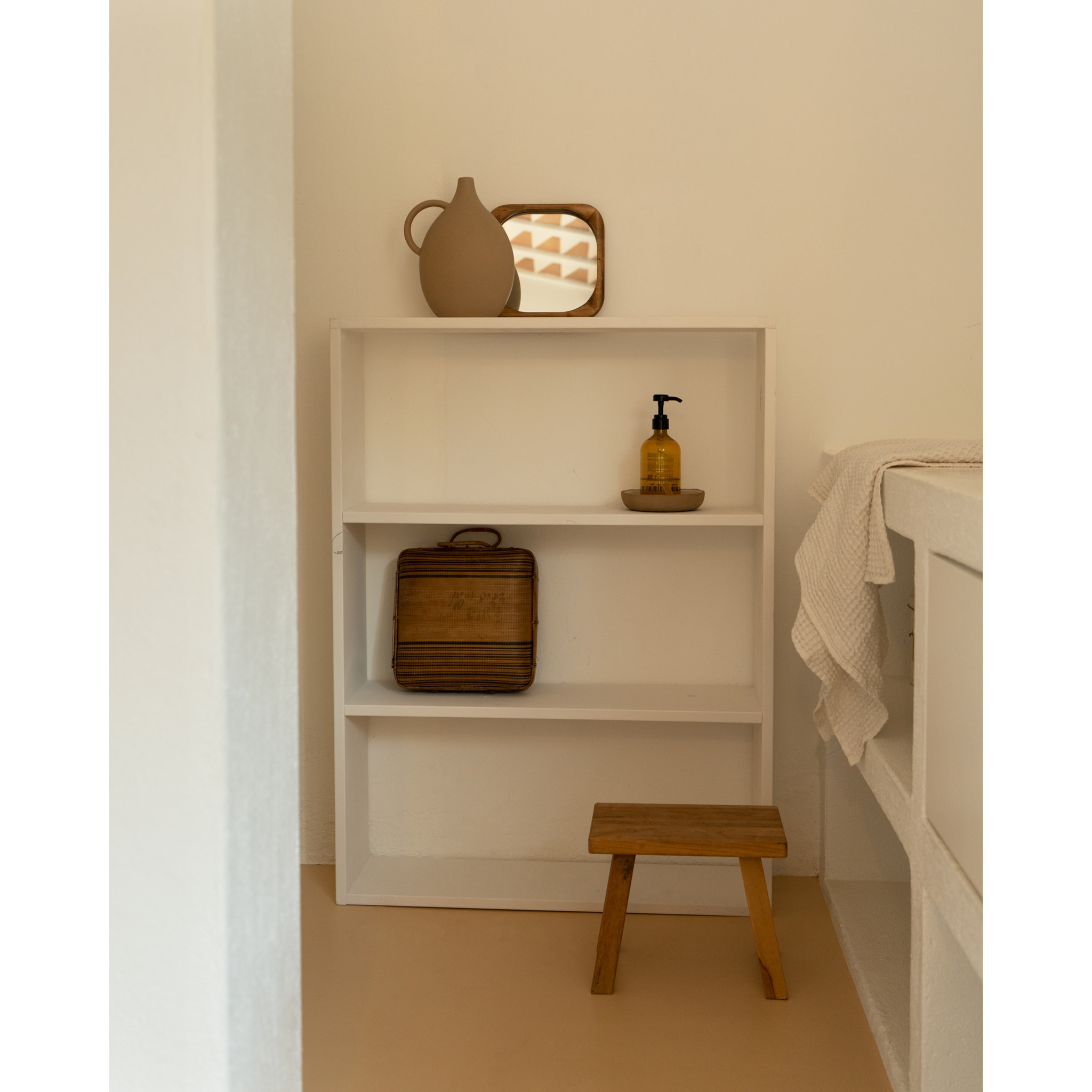 Estantería de madera maciza tono blanco con 2 estantes Alto: 110 Largo: 80 Ancho: 20