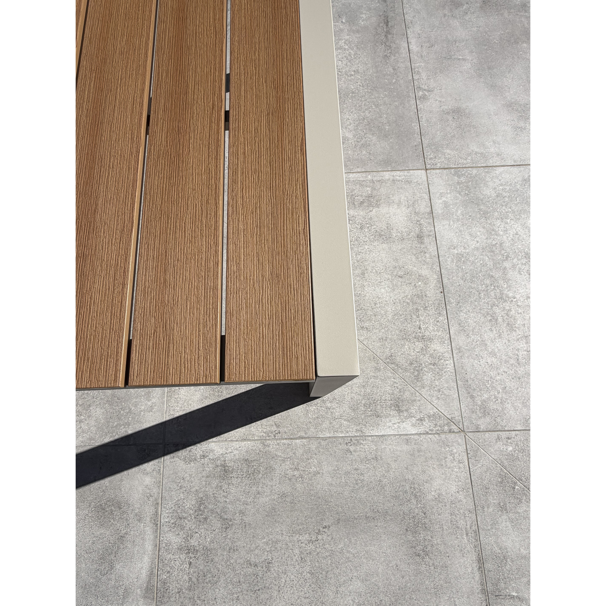TONGA - Table de jardin 4 places en alu plateau polywood  aspect bois