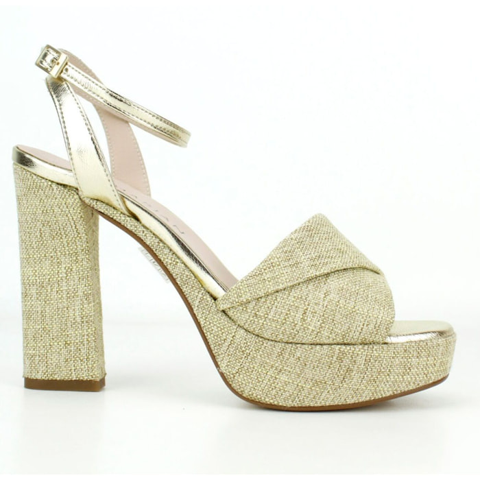 Sandalia plataforma en lino beige. Tacón 9 cm