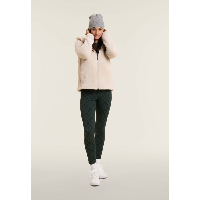 Berretto in maglia con treccia decorativa