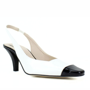 Salón destalonado en charol color blanco y negro. Tacón forrado de 7 cm