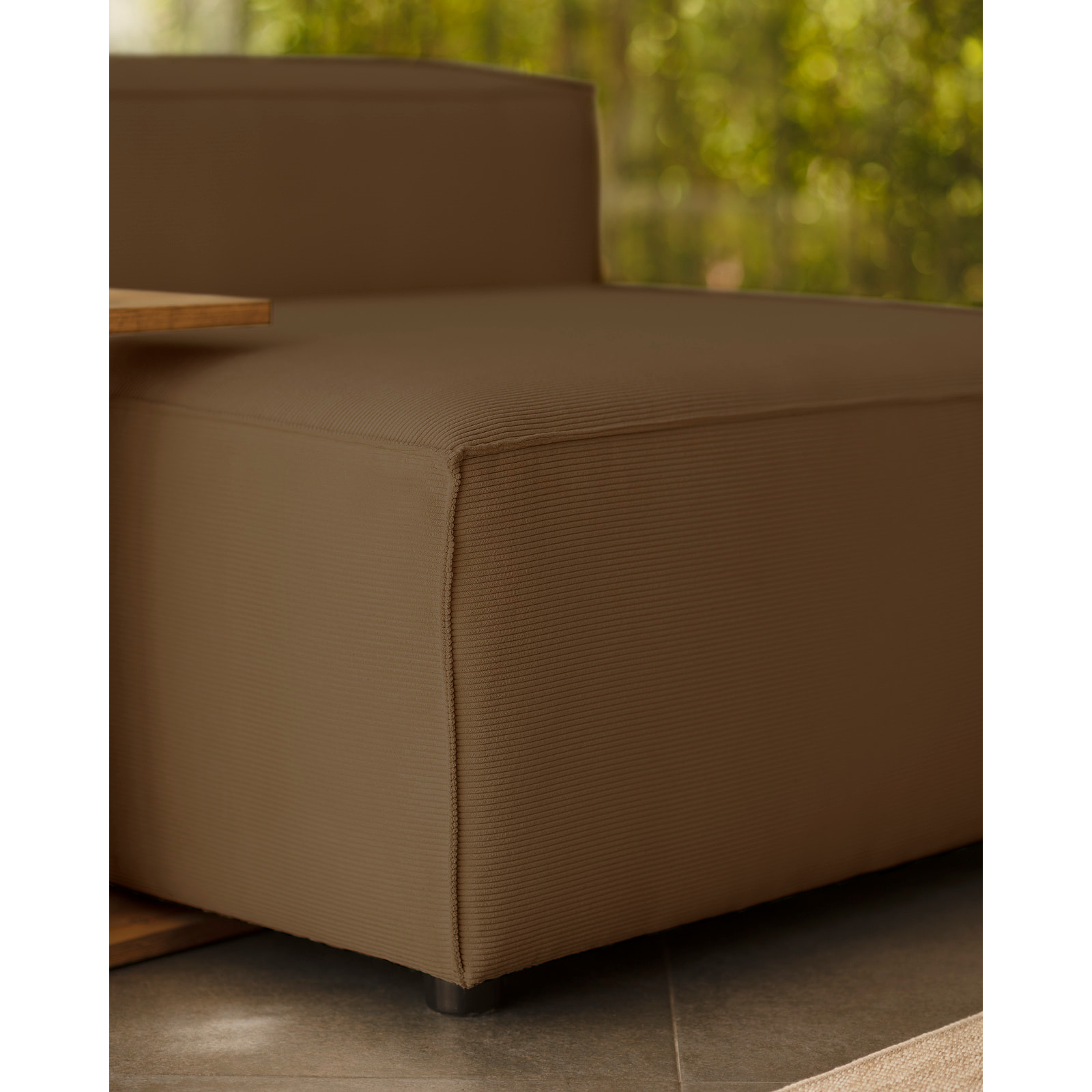 Fauteuil en velours côtelé couleur marron taupe de 110x90cm Hauteur: 70 Longueur: 110 Largeur: 90