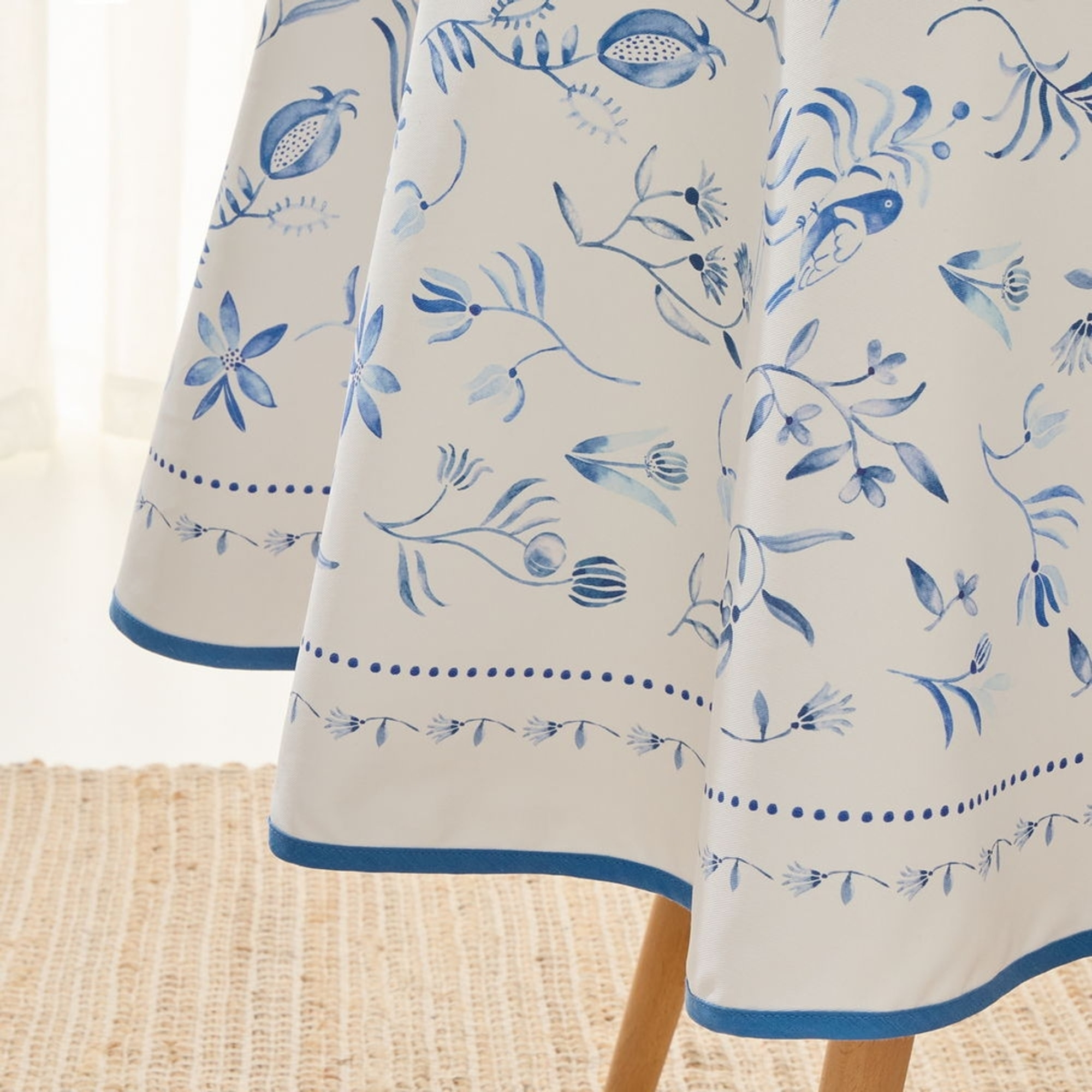 Mantel redondo antimanchas resinado flores Albatar color azul 100% Algodón