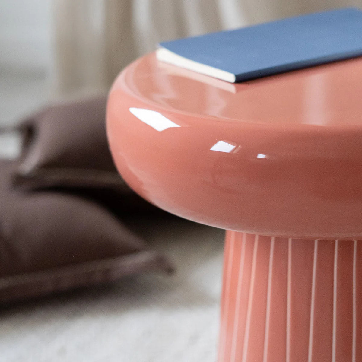 Table d'appoint ronde en métal rose D41 cm - Rosalie