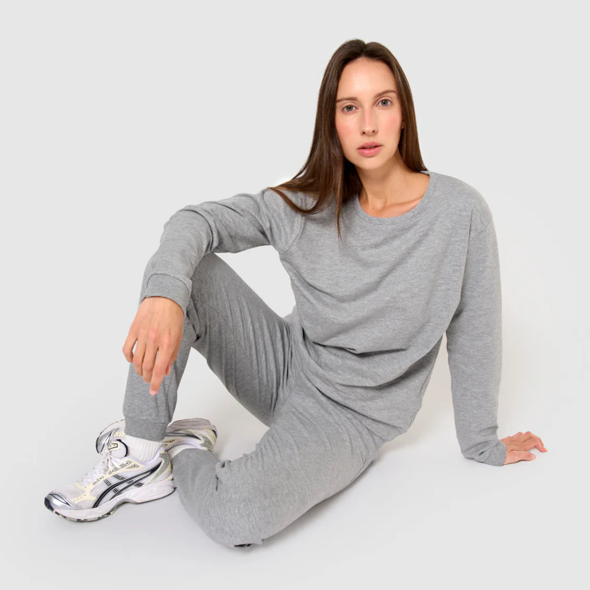 Pantalón largo básico deportivo gris claro