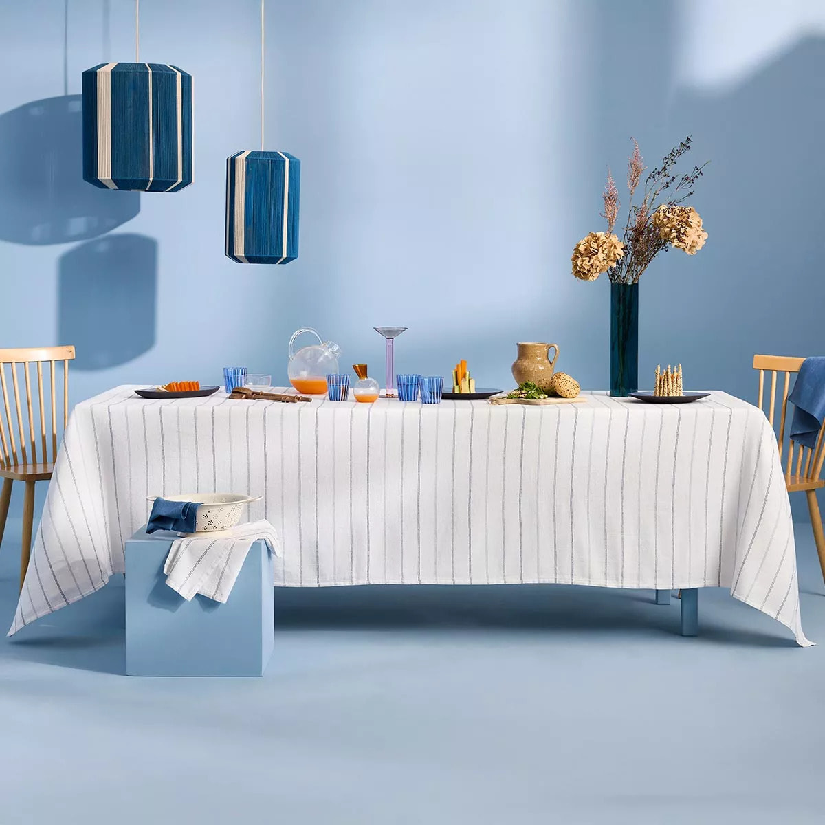 Nappe pur coton lavé motif jacquard blanc bleu Rimini blu