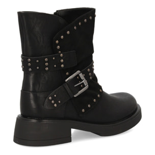 Bota biker con tachuelas y hebilla