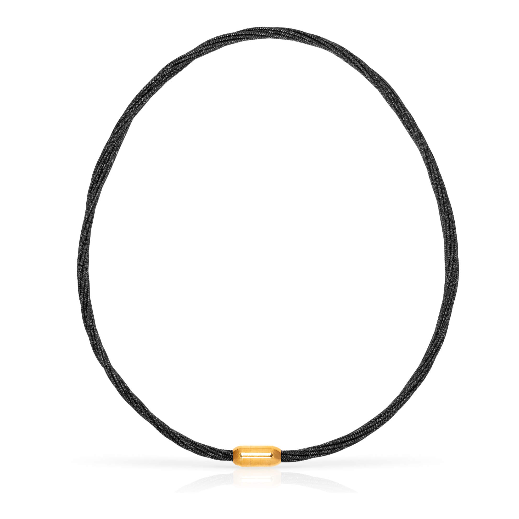 Collar multihebra entrelazada de hilo de nylon negro con cierre magnético de cobre dorado.