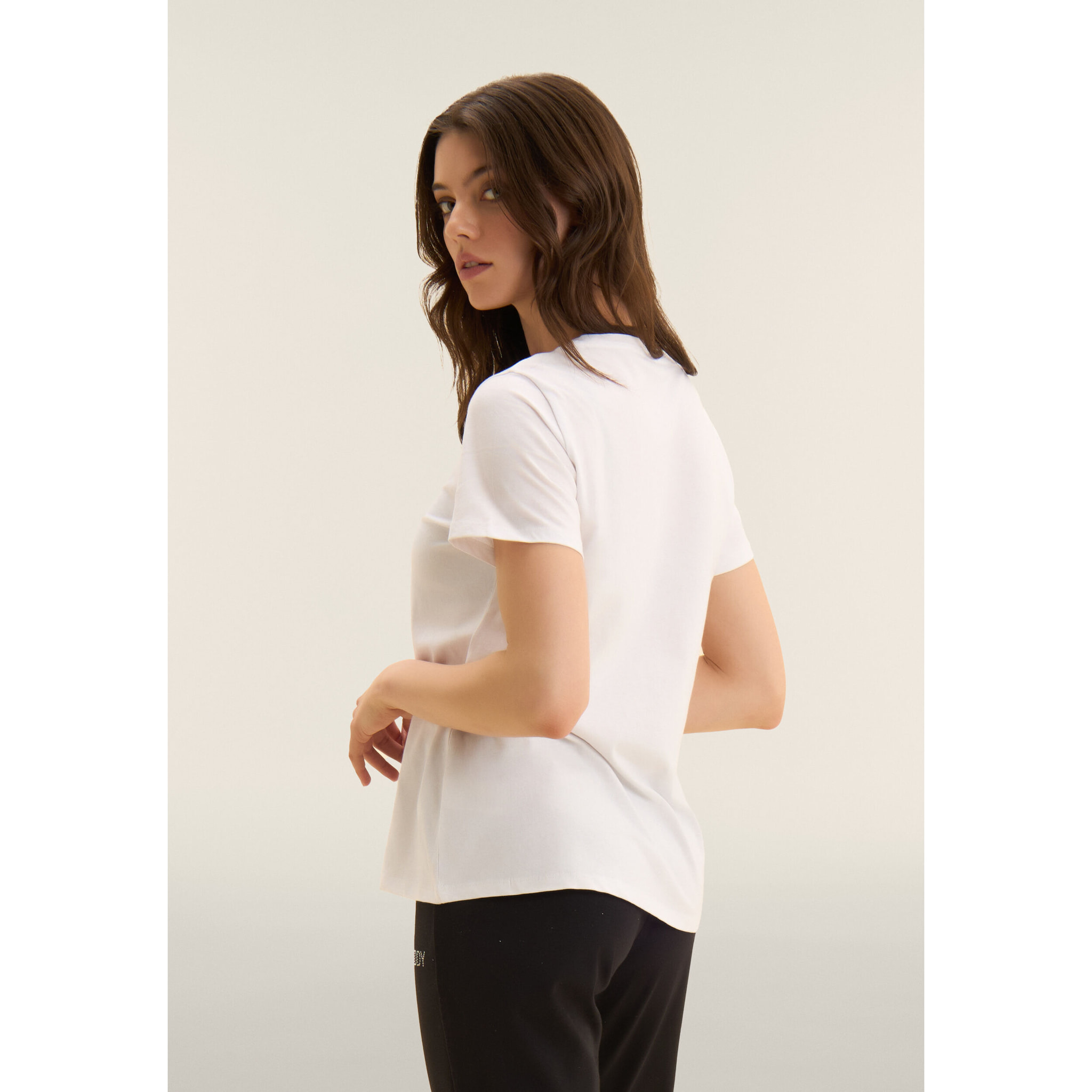 T-shirt con stampa leopardata decorata da borchie e logo